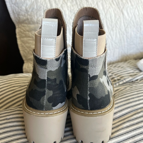 Nicole Miller Camo Booties - Size 9 - Picture 2 of 4